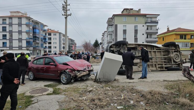 Çorum’da Minibüs ve Otomobil Çarpıştı: 5 Yaralı, Elektrik Trafosunda Hasar Meydana Geldi