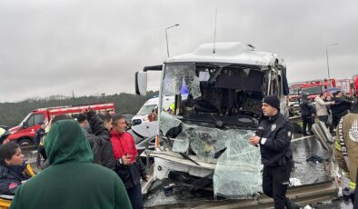 Kuzey Marmara Otoyolu’nda Feci Kaza: Polis Servis Aracı Bariyerlere Çarptı, Çok Sayıda Yaralı Var