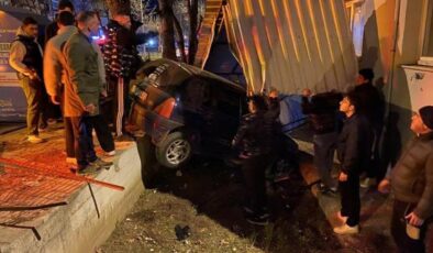 Mudanya’da Feci Kaza: Kontrolden Çıkan Otomobil Gümrük Konuk Evi’nin Bahçesine Savruldu