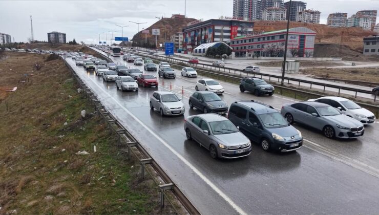 Bayram Dönüşü Kırıkkale’de Trafik Yoğunluğu: 43 İlin Geçiş Noktasında Ulaşım Zorlaşıyor