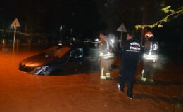 Manisa’da Sağanak Yağış Hayatı Olumsuz Etkiledi: Yollar Su Altında Kaldı, Araçlar Mahsur Kaldı