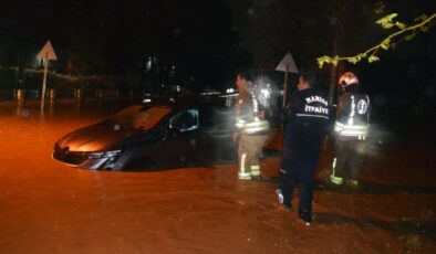 Manisa’da Sağanak Yağış Hayatı Olumsuz Etkiledi: Yollar Su Altında Kaldı, Araçlar Mahsur Kaldı