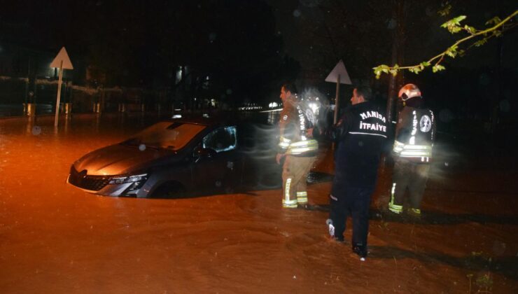 Manisa’da Sağanak Yağış Hayatı Olumsuz Etkiledi: Yollar Su Altında Kaldı, Araçlar Mahsur Kaldı