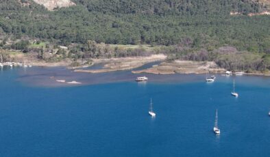 Marmaris’te Deniz Suyu Çekildi: Kum Adacıkları Oluştu, Tekneler Karaya Oturdu
