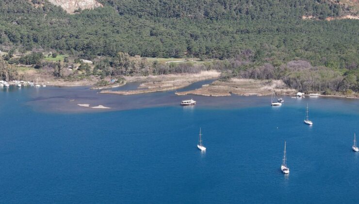 Marmaris’te Deniz Suyu Çekildi: Kum Adacıkları Oluştu, Tekneler Karaya Oturdu