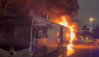 Son Dakika: Zincirlikuyu’dan Hareket Eden Metrobüste Yangın! Köprü Girişinde Korku Dolu Anlar