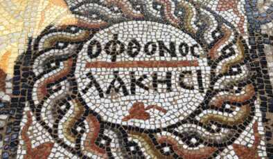 Antik Kentte 1500 Yıllık ‘Kıskanan Çatlasın’ Mesajı: Mozaikte Sürpriz Bulgu