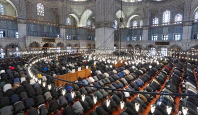 İstanbul’da Bayram Coşkusuyla Cuma Namazı: Camiler Doldu Taştı