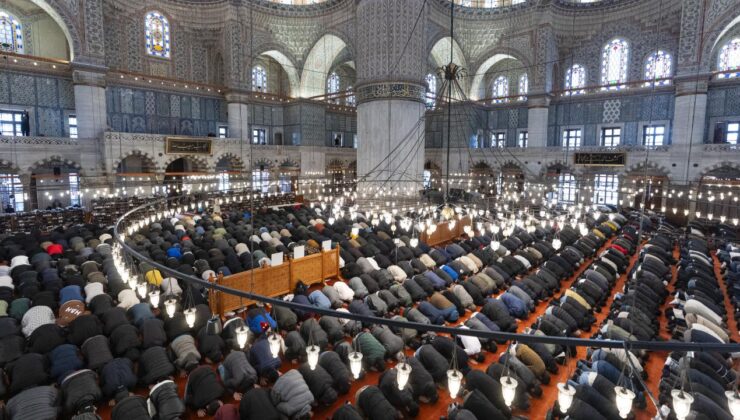 İstanbul’da Bayram Coşkusuyla Cuma Namazı: Camiler Doldu Taştı