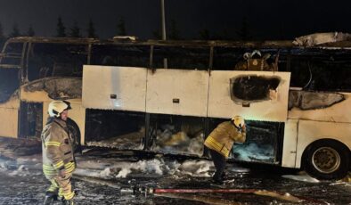 İstanbul’da Korku Dolu Anlar: Otobüs Yangını Otoyolu Kilitledi!