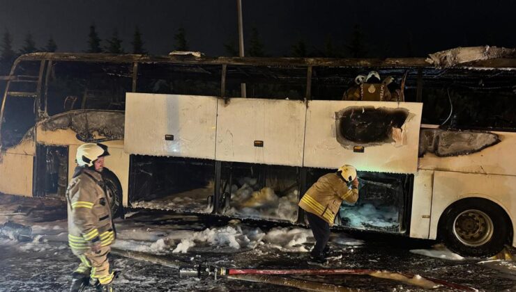 İstanbul’da Korku Dolu Anlar: Otobüs Yangını Otoyolu Kilitledi!