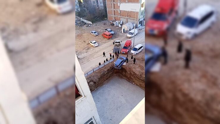Hamidiye’de Korku Dolu Anlar: Kontrolden Çıkan Otomobil İnşaat Temeline Uçmaktan Son Anda Kurtuldu