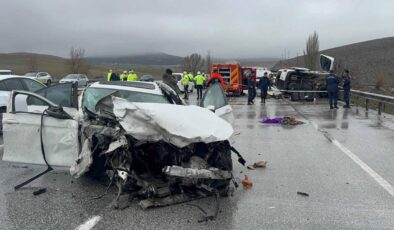 Konya’da Feci Kaza: Otomobil ile Hafif Ticari Araç Çarpıştı, Baba ve Oğlu Hayatını Kaybetti