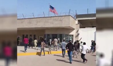 Pakistan’da ABD Konsolosluğu Önünde Gergin Anlar: Göstericilerle Polis Çatıştı, Yaralılar Var