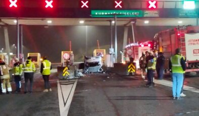 Kuzey Marmara Otoyolu’nda Feci Kaza: Gişelere Çarpan Otomobilde 2 Yaralı