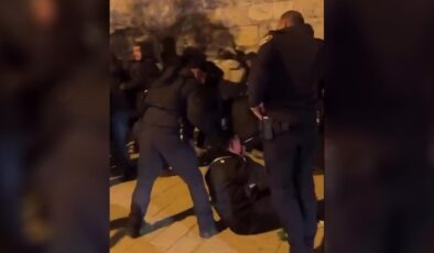 İsrail Polisi Kudüs’te Teravih Namazı Kılan Filistinlilere Saldırdı: Mescid-i Aksa’ya Erişim Engeli Tepkilere Neden Oldu