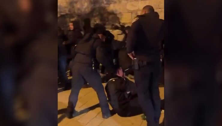 İsrail Polisi Kudüs’te Teravih Namazı Kılan Filistinlilere Saldırdı: Mescid-i Aksa’ya Erişim Engeli Tepkilere Neden Oldu