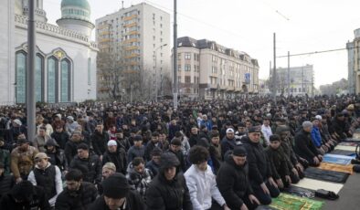Moskova’da Binlerce Müslüman Bayram Namazında Buluştu: Güvenlik Önlemleriyle Dolu Bir Bayram Coşkusu