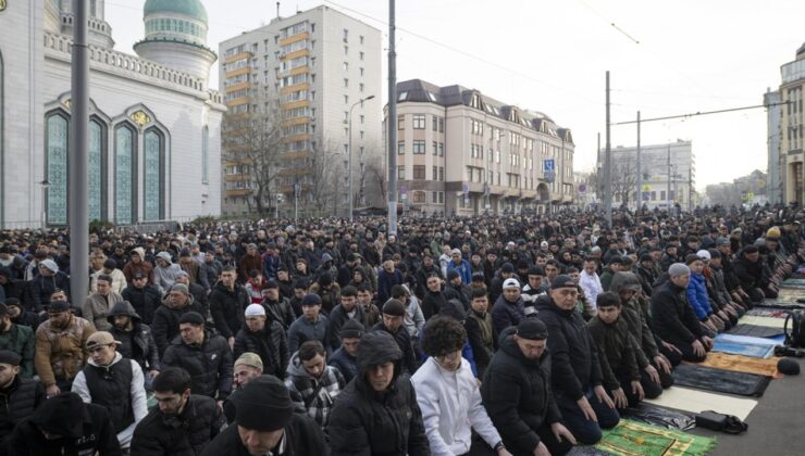 Moskova’da Bayram Coşkusu: Binlerce Müslüman Bayram Namazı İçin Bir Araya Geldi