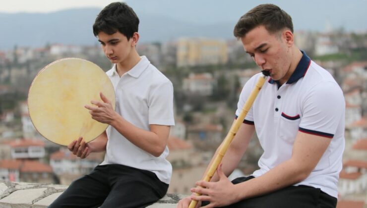 Safranbolulu Gençlerden Geleneksel Türk Müziğine Davet: Tarihi Çarşı’da Kültürel Bir Şölen