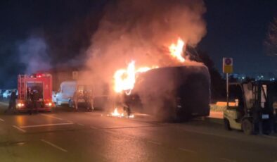 Kağıthane Nurtepe’de Park Halindeki Minibüste Yangın: Araç Kullanılmaz Hale Geldi