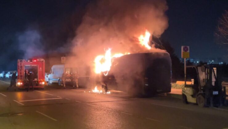 Kağıthane Nurtepe’de Park Halindeki Minibüste Yangın: Araç Kullanılmaz Hale Geldi