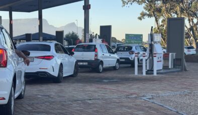 Güney Afrika’da Akaryakıt Zamları Öncesi İstasyonlarda Kaos: Kuyruklar Uzadı, Seferler Azaldı