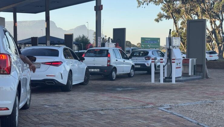 Güney Afrika’da Akaryakıt Zamları Öncesi İstasyonlarda Kaos: Kuyruklar Uzadı, Seferler Azaldı