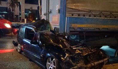 Ankara’da Feci Kaza: Özel Hastane Önünde Tırın Altına Giren Otomobil Sürücüsü Ağır Yaralandı