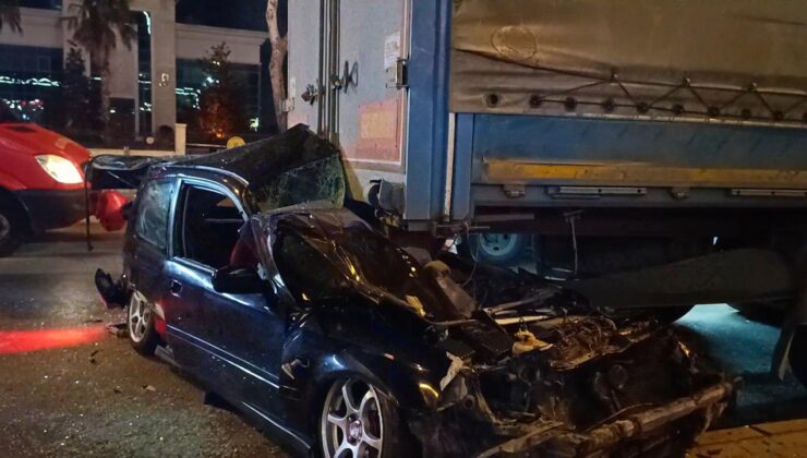 Ankara’da Feci Kaza: Özel Hastane Önünde Tırın Altına Giren Otomobil Sürücüsü Ağır Yaralandı