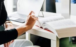 YÖK’ten Üniversitelere Duyuru: Doğum Yapan Lisansüstü Öğrencilere Ek Süre Müjdesi