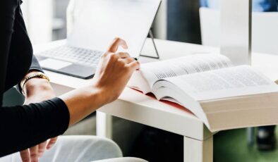 YÖK’ten Üniversitelere Duyuru: Lisansüstü Eğitimde Doğum Yapan Kadın Öğrencilere Ek Süre Müjdesi