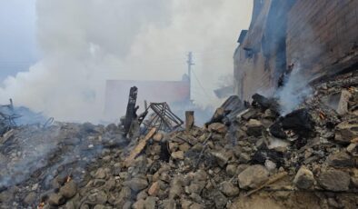 Bolu’da Elektrik Direği Kaynaklı Yangın: 5 Ev ve 8 Samanlık Kül Oldu