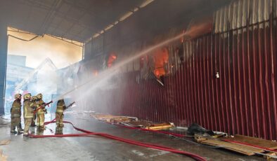 Adana Seyhan’da Mobilya Atölyelerinde Yangın: Alevler Kontrol Altına Alınmaya Çalışılıyor