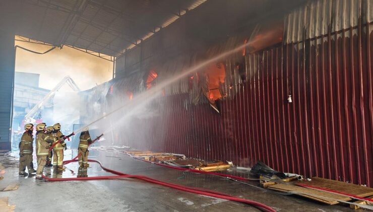 Adana Seyhan’da Mobilya Atölyelerinde Yangın: Alevler Kontrol Altına Alınmaya Çalışılıyor