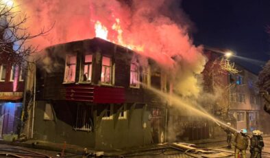Üsküdar’da Metruk Binalarda Yangın: Alevler Korku Yarattı, İtfaiye Müdahalesiyle Söndürüldü
