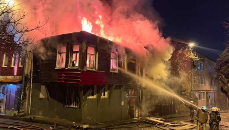 Üsküdar’da Metruk Binalarda Yangın: Alevler Korku Yarattı, İtfaiye Müdahalesiyle Söndürüldü