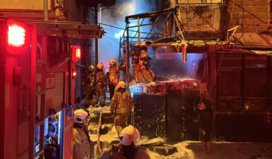 Yenibosna’da Yangın: Hurda Deposu ve Bina Alevlere Teslim Oldu