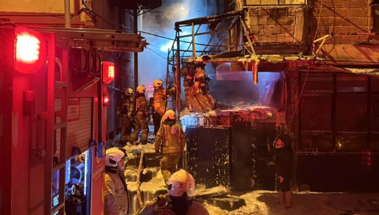 Yenibosna’da Yangın: Hurda Deposu ve Bina Alevlere Teslim Oldu