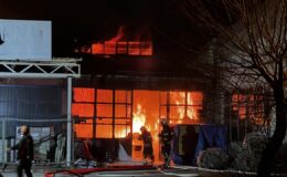 Kayseri’de Mobilya Atölyesinde Yangın: Alevler Bitişik İş Yerlerine Sıçramadan Kontrol Altına Alındı