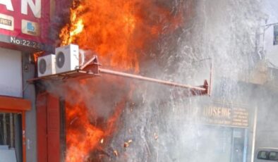 Zeytinburnu’nda Yangın: Demirciler Sitesi’ndeki İş Yerinde Alevler Yükseldi