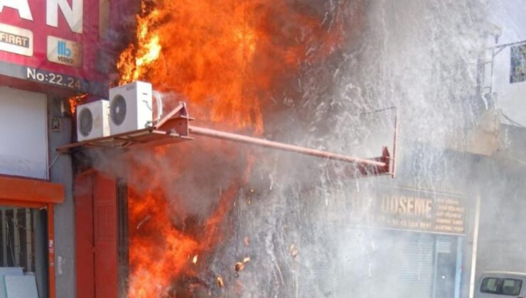 Zeytinburnu’nda Yangın: Demirciler Sitesi’ndeki İş Yerinde Alevler Yükseldi