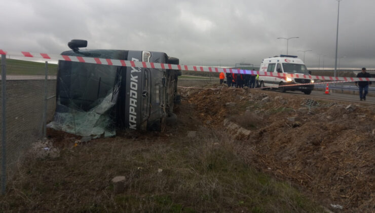 Aksaray’da Tur Otobüsü Şarampole Devrildi: 20 Yaralı