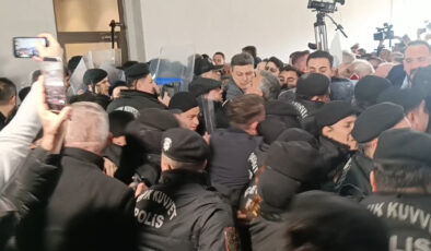 Bursa Büyükşehir’de Seçim Gerginliği: Bozbey Tutuklandıktan Sonra Protestolar ve Arbede