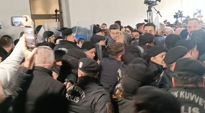 Bursa Büyükşehir Belediyesi’nde Gergin Anlar: Başkanlık Seçimi ve Gözaltılar Sonrası Arbede