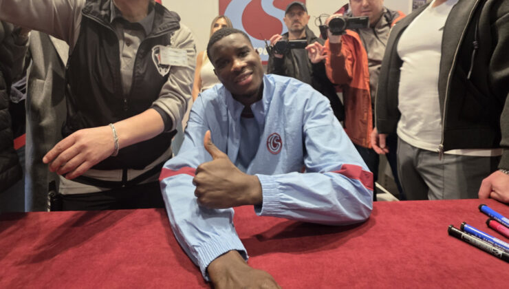 Onuachu’dan Şampiyonluk Mesajı ve Taraftarla Buluşma: Akyazı’da Coşku Dorukta