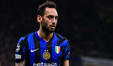 Inter’de Şampiyonluk Yarışı Sürerken Hakan Çalhanoğlu’nun Geleceği Mercek Altında: Sözleşme Uzatma Görüşmeleri Başlıyor