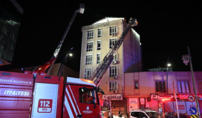 Küçükçekmece’de Otel Yangını: Kartaltepe’de Alevler Yükseldi, Tahliye Gerçekleşti