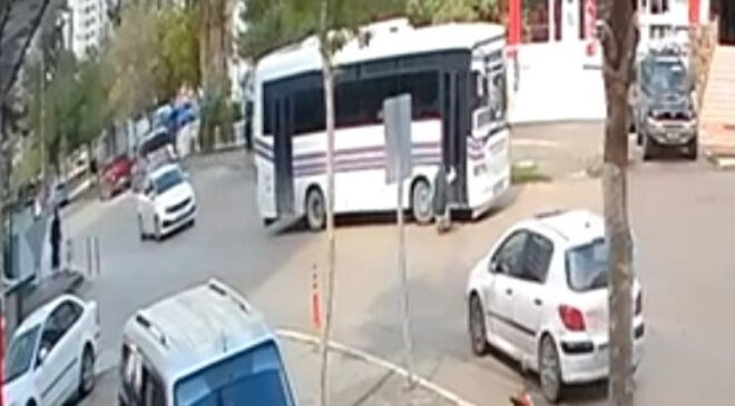 Adana’da Toplu Taşıma Faciası: 60 Yaşındaki Adam Açık Kapıdan Düştü, Durumu Ağır