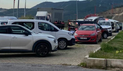 İzmir’de Korkunç Cinayet: Park Halindeki Araçta Kadın Öldürüldü, Şüpheli İntihara Kalkıştı